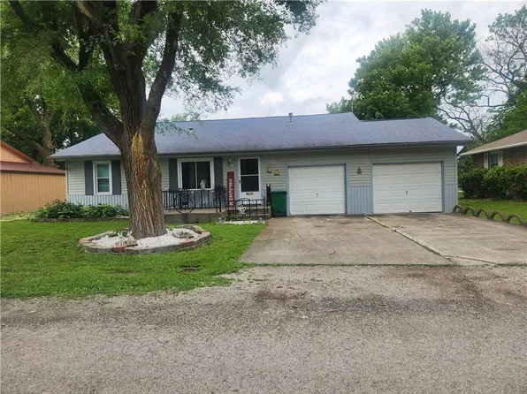 818 N Houston St, Adrian, MO 64720