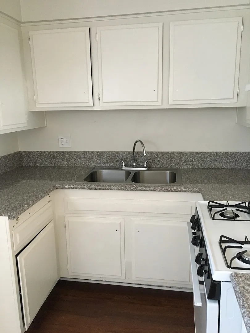 Coach House Apartments — Photo 4
