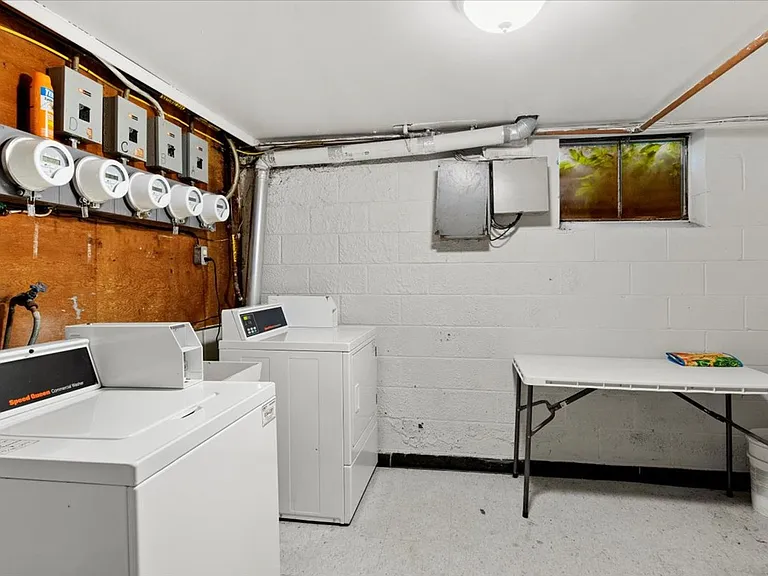 Burke Crest Apartments — Photo 22