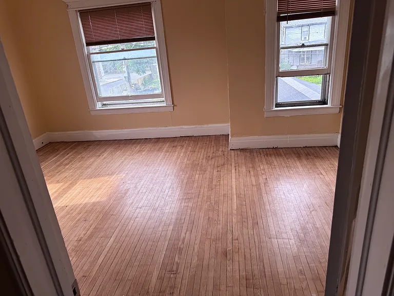 112 Flower Ave E #B — Photo 5