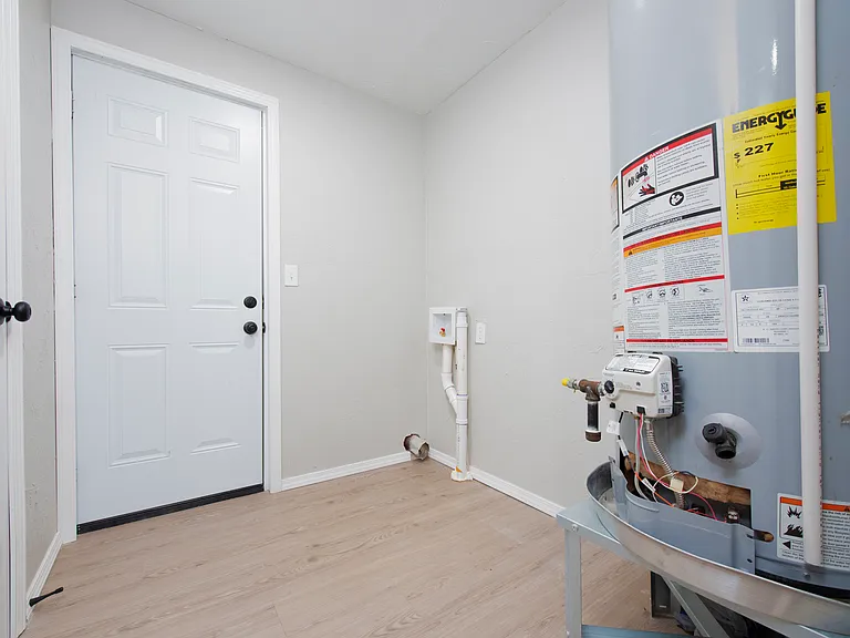 227 W Johnson St — Photo 13