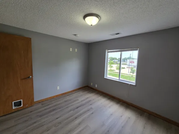 518 E 2nd St, Waterloo, IA 50703