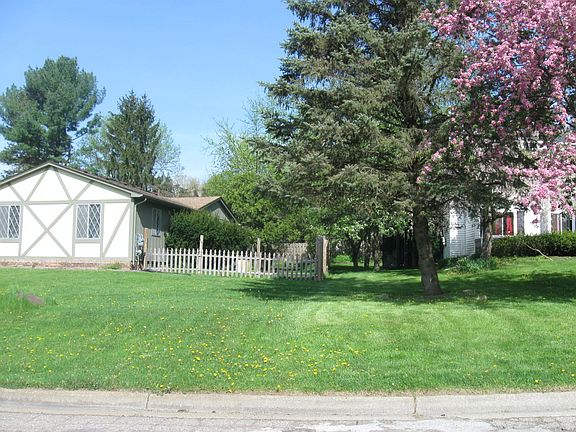 3rd image of 3076 Moraine Dr