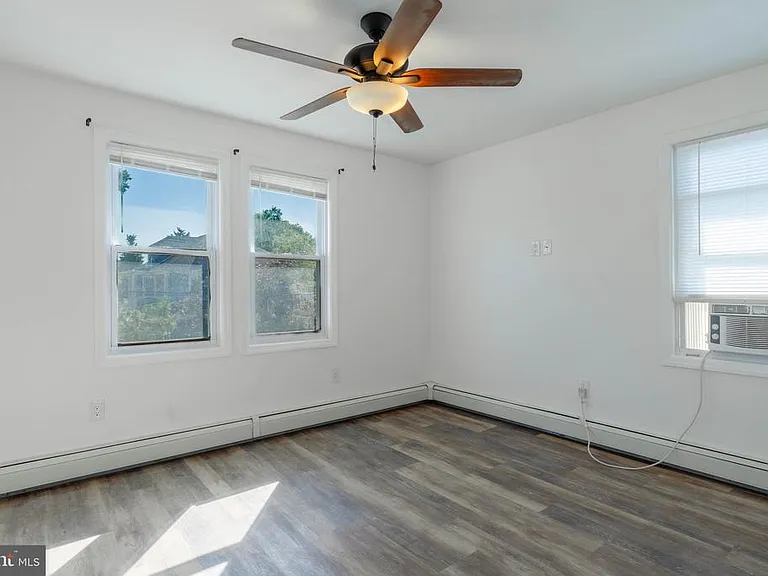 233 Park Ln — Photo 14