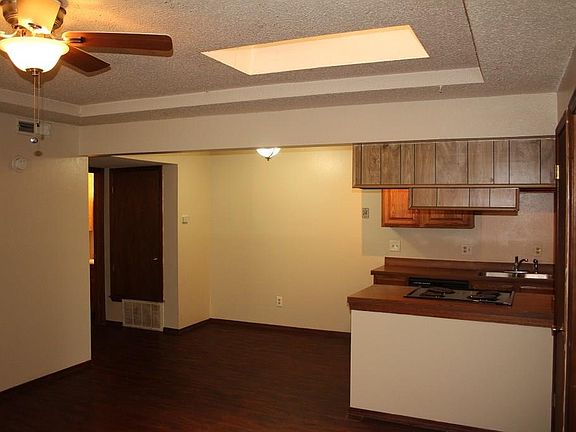3rd image of 1221 Parkwood Ct #1223