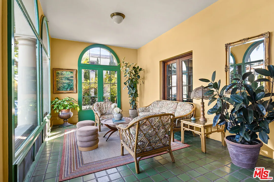 7 bed, 5.0 bath, 6732 sqft, $20,000 — Photo 3