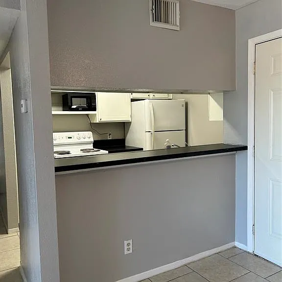 PLAZA VERDE CONDOS — Photo 18