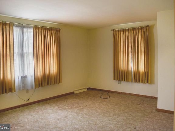 4th image of 420 E Maple St