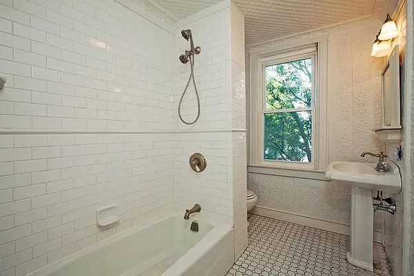 Rented by Dixon Advisory USA Inc. | media 27