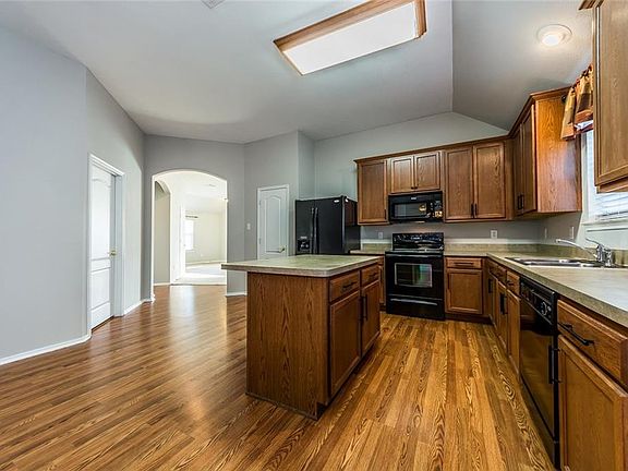 5th image of 505 Kenilworth Ave