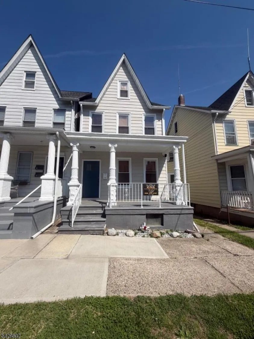 3 bed, 1.0 bath, $2,050 — Photo 2