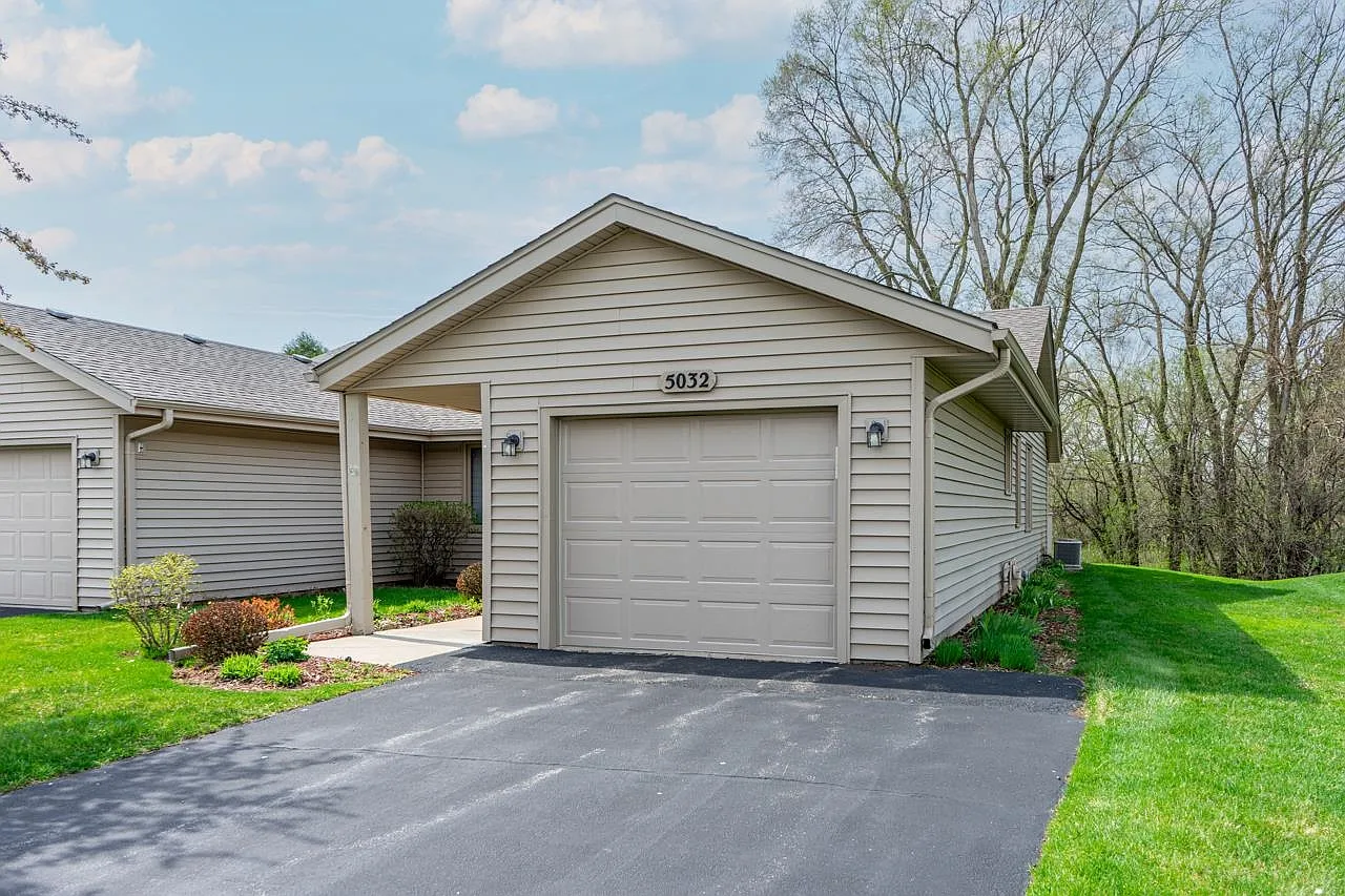 5032 Prairie Path photo 1