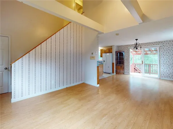 27 Oakdale St, Smithfield, RI 02917