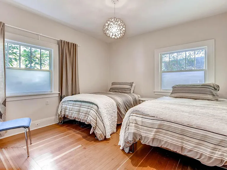 Sleep In Two Double/Full Comfy Beds in One of Five Rooms