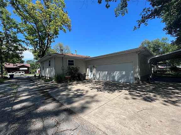 3rd image of 824 Esther Ave