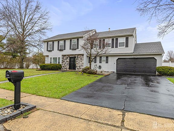 4th image of 24 Higgins Rd