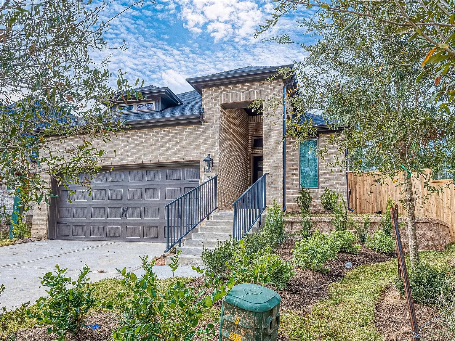 3 bed, 2.0 bath, 1722 sqft, $2,600 — Photo 2
