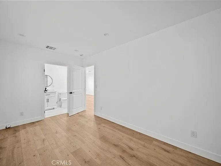 11488 Burbank Blvd — Photo 6