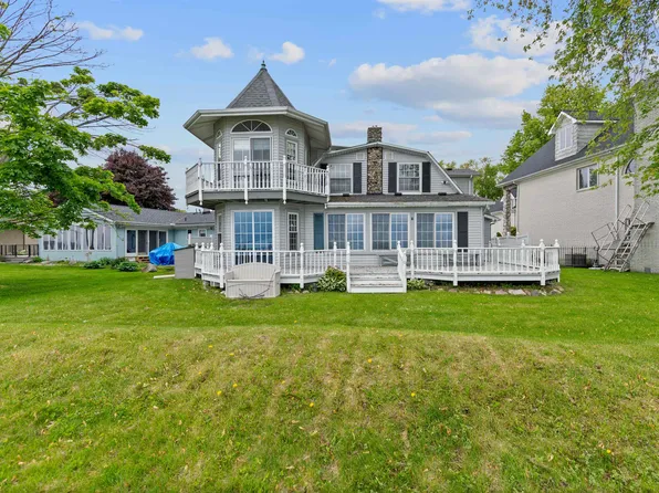 48816 Point Lakeview Dr, Chesterfield, MI 48047