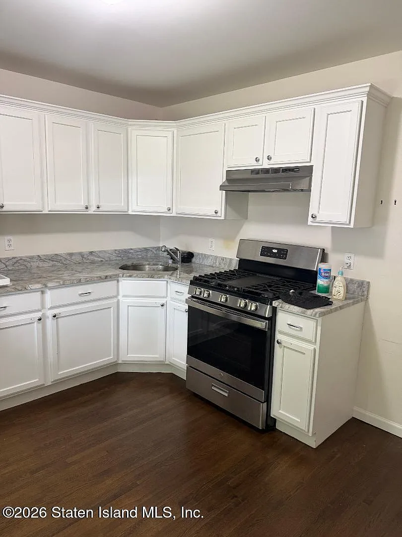 3 bed, 2.0 bath, 918 sqft, $2,800 — Photo 2
