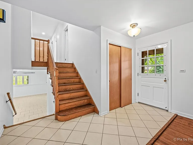 116 S Deerpath Rd — Photo 2