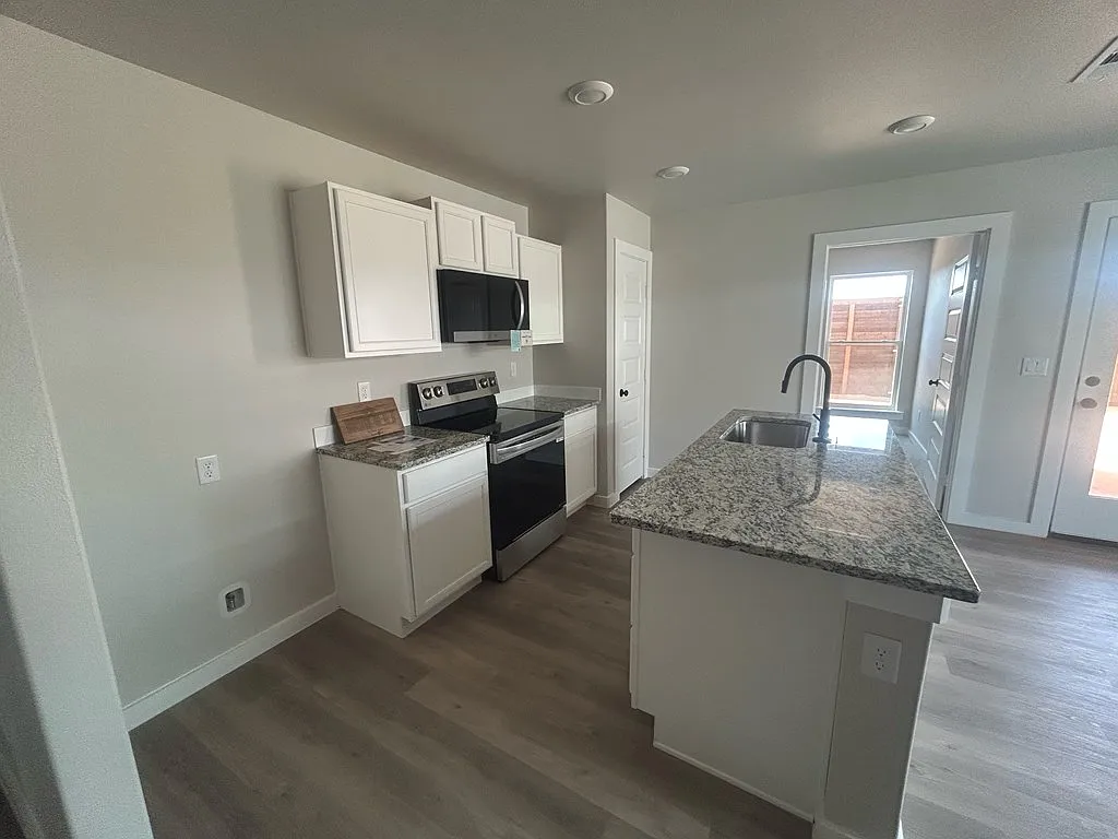 3 bed, 2.0 bath, 1100 sqft, $2,200 — Photo 3