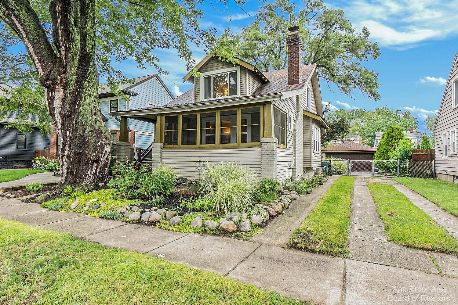 596 Leroy St photo 1
