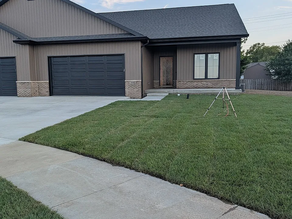 3202 Greenbriar Dr