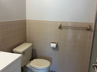 802 Green Hollow Dr, Iselin, NJ 08830
