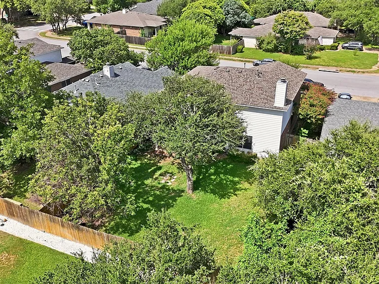 1806 Carriage Hills Trl — Photo 35