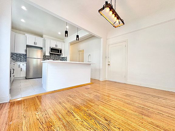 4th image of 618 1/2 N Genesee Ave