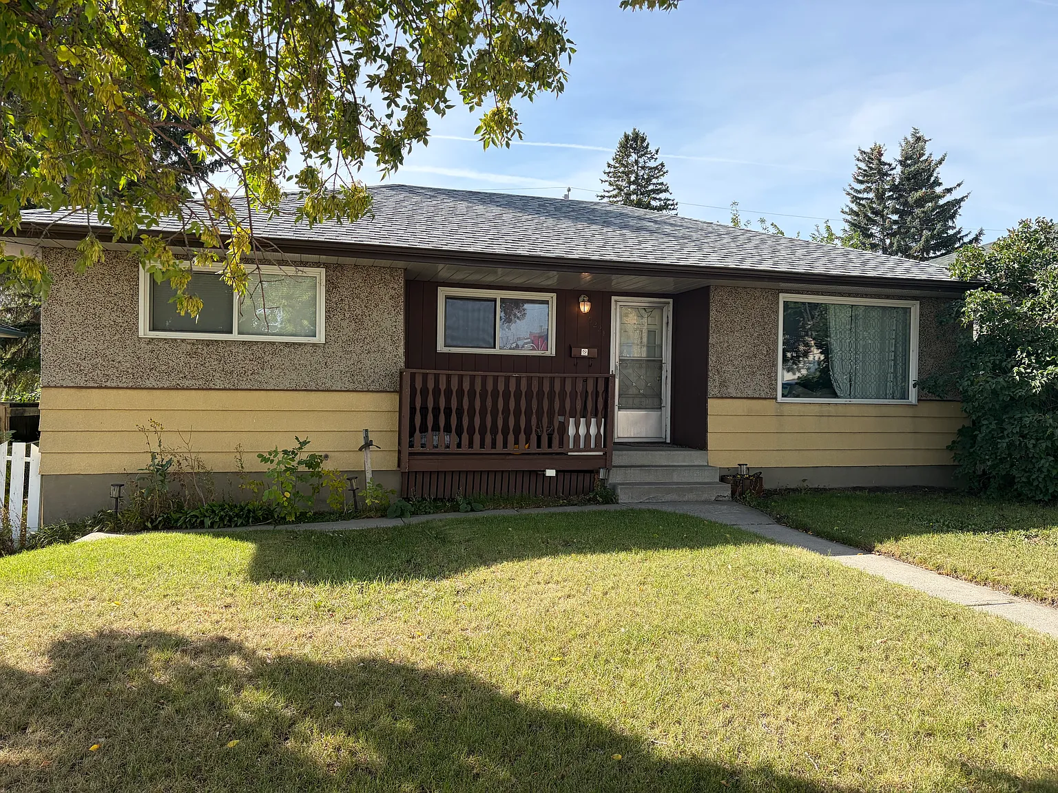 Charming 3 Bed Main Floor | 1 Bath | Convenient SE Location! — Photo 1