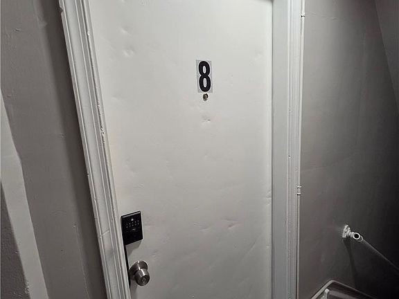 3rd image of 926 W Walnut St APT 8
