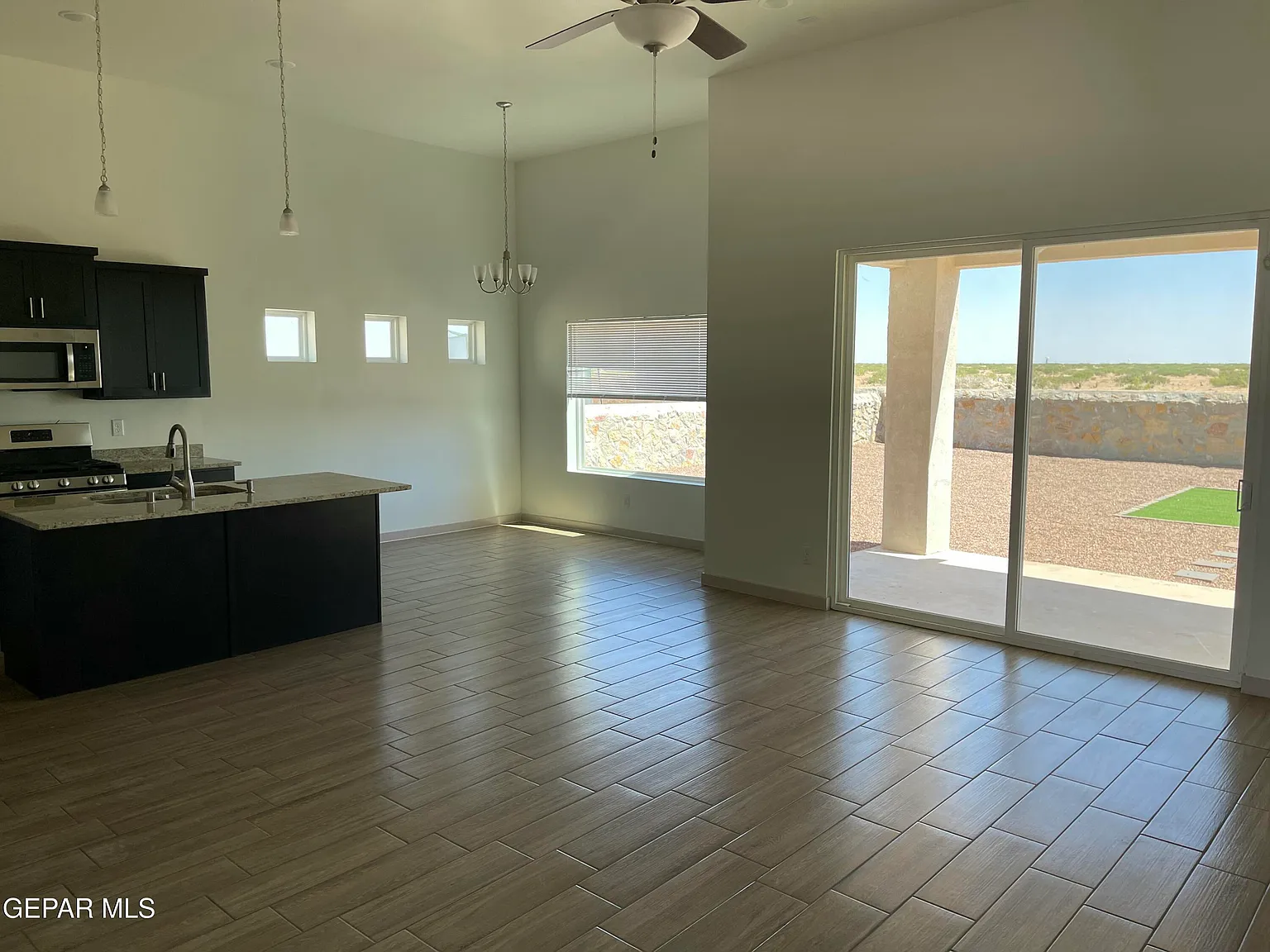 3 bed, 2.5 bath, 1943 sqft, $2,000 — Photo 2