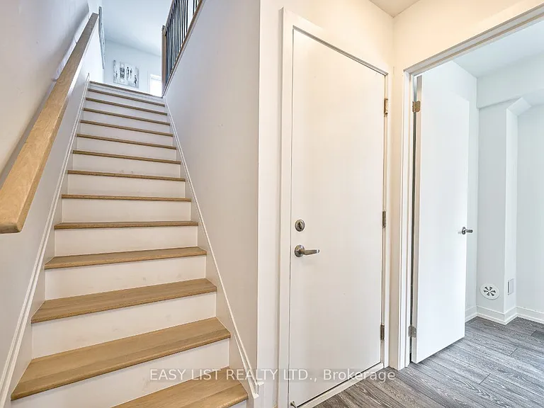 27 Spruce Pines Cres — Photo 3