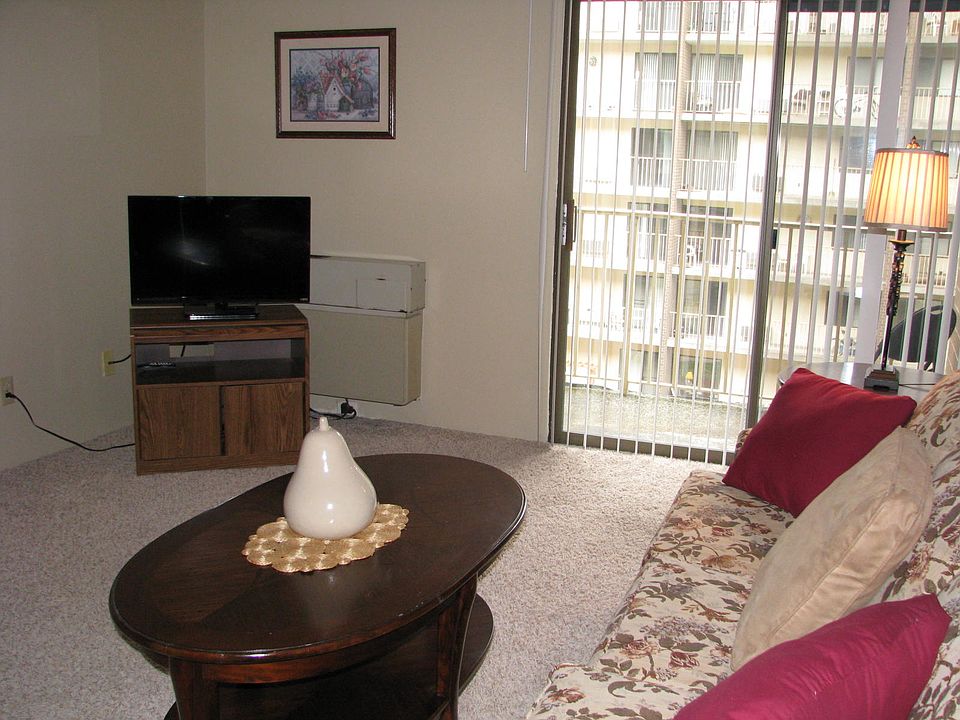 1st image of 2106 Kanawha Blvd E APT 425