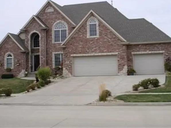 2002 Stone Mountain Blvd, Bloomington, IL 61704