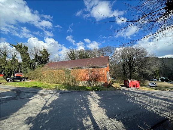 4th image of 398 New Hermitage Rd NE