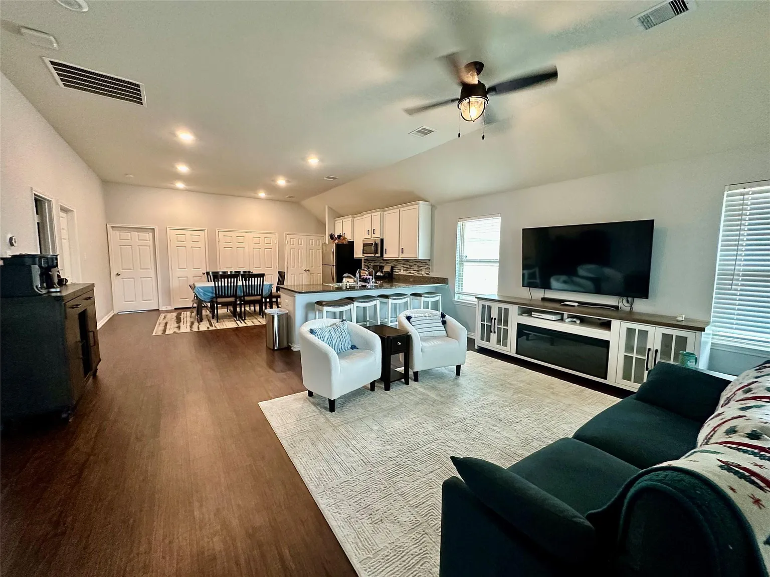 3 bed, 2.0 bath, 1536 sqft, $2,400 — Photo 4