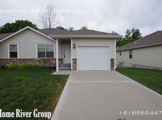 9418 N Robinhood Ave, Kansas City, MO 64154
