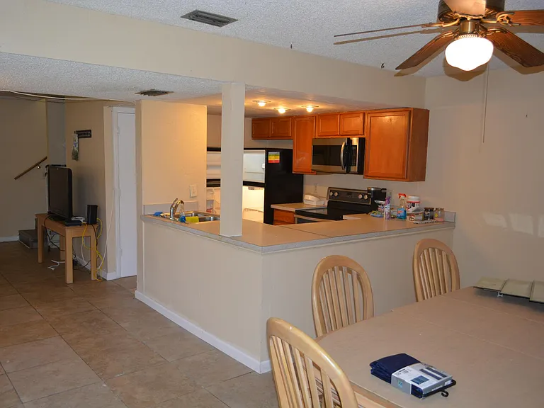 973 Whitman Dr — Photo 4