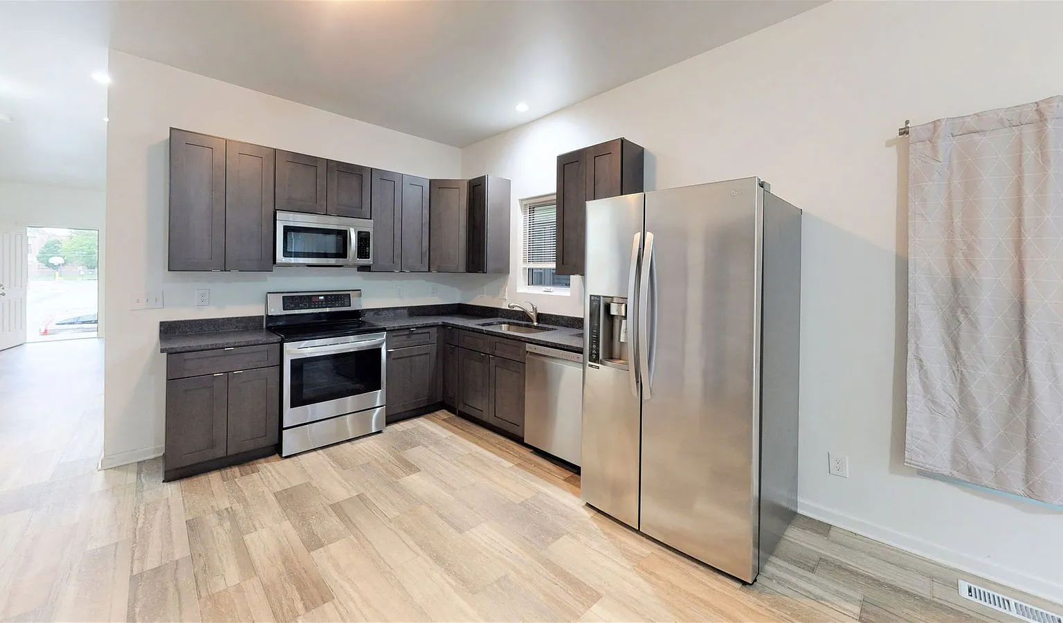 5 bed, 2.0 bath, $3,185 — Photo 3
