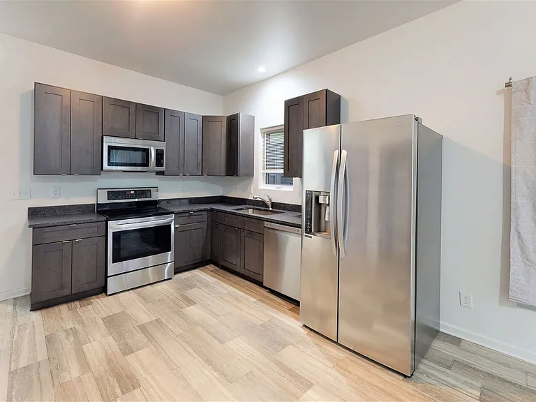 417 E 18th Ave — Photo 3