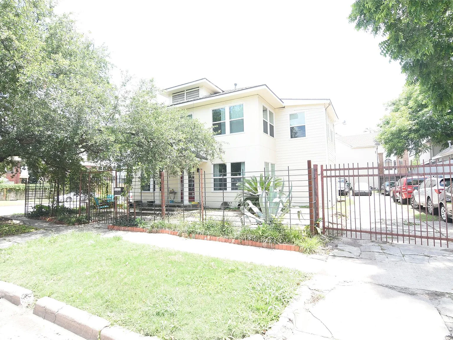 2 bed, 1.5 bath, 2080 sqft, $1,975 — Photo 1