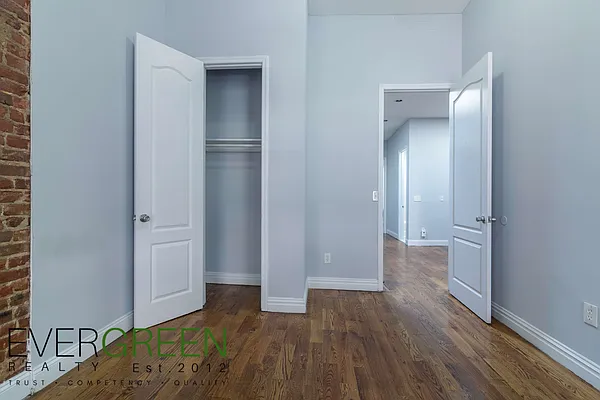 Rented by Evergreen Apartments BK | media 6
