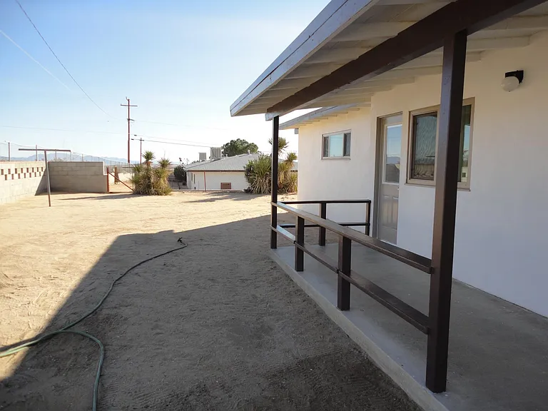 LARGE BACK YARD