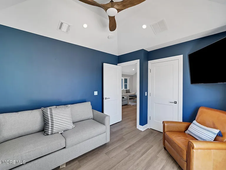 347 Bay Ln — Photo 37