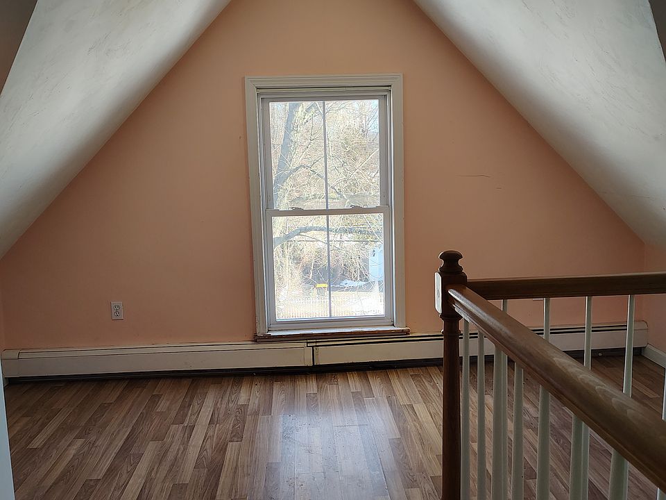 3rd floor sitting area or study. East facing - get sunrise and full moon rise!