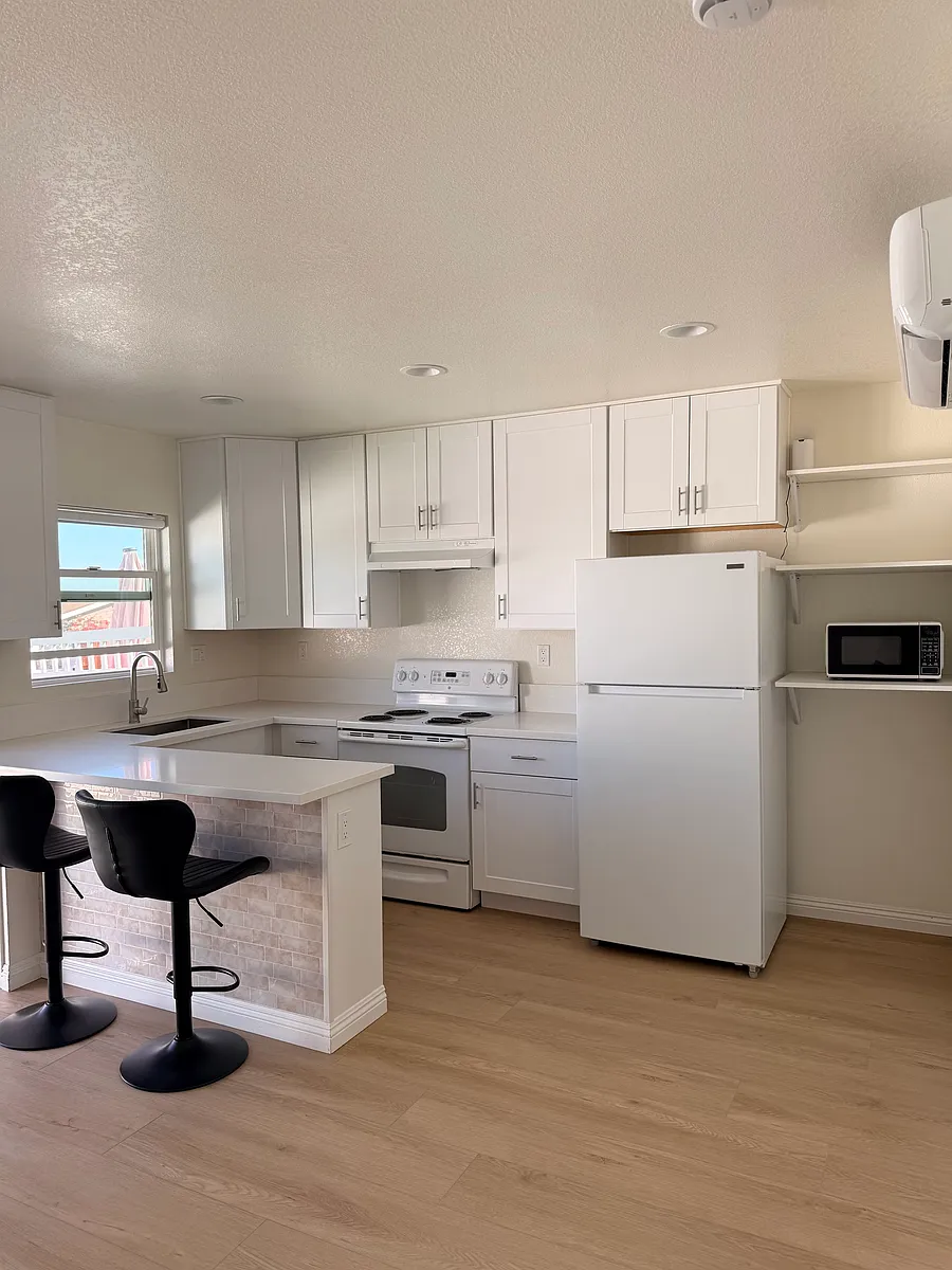 kitchen - 932 Bollenbacher St