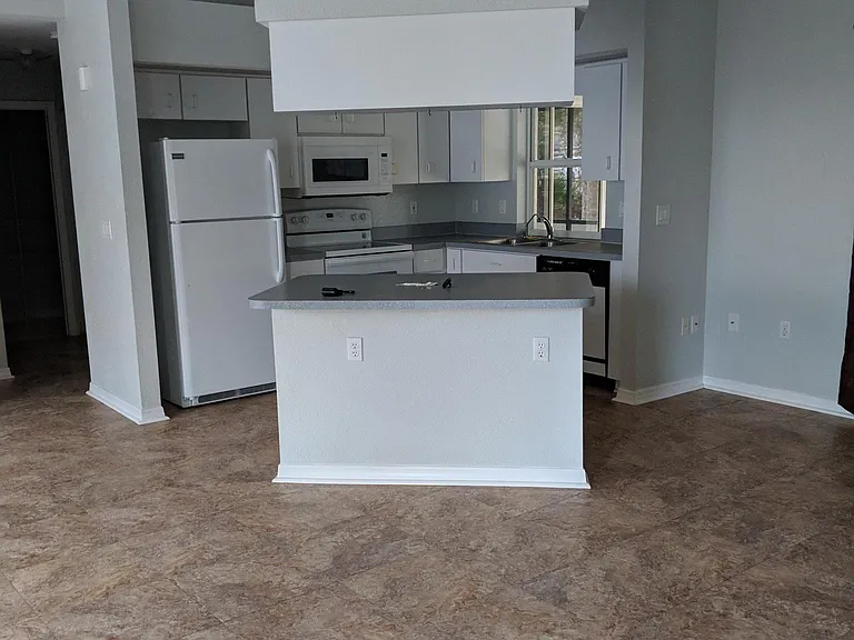 2420 Dumont Ln — Photo 6